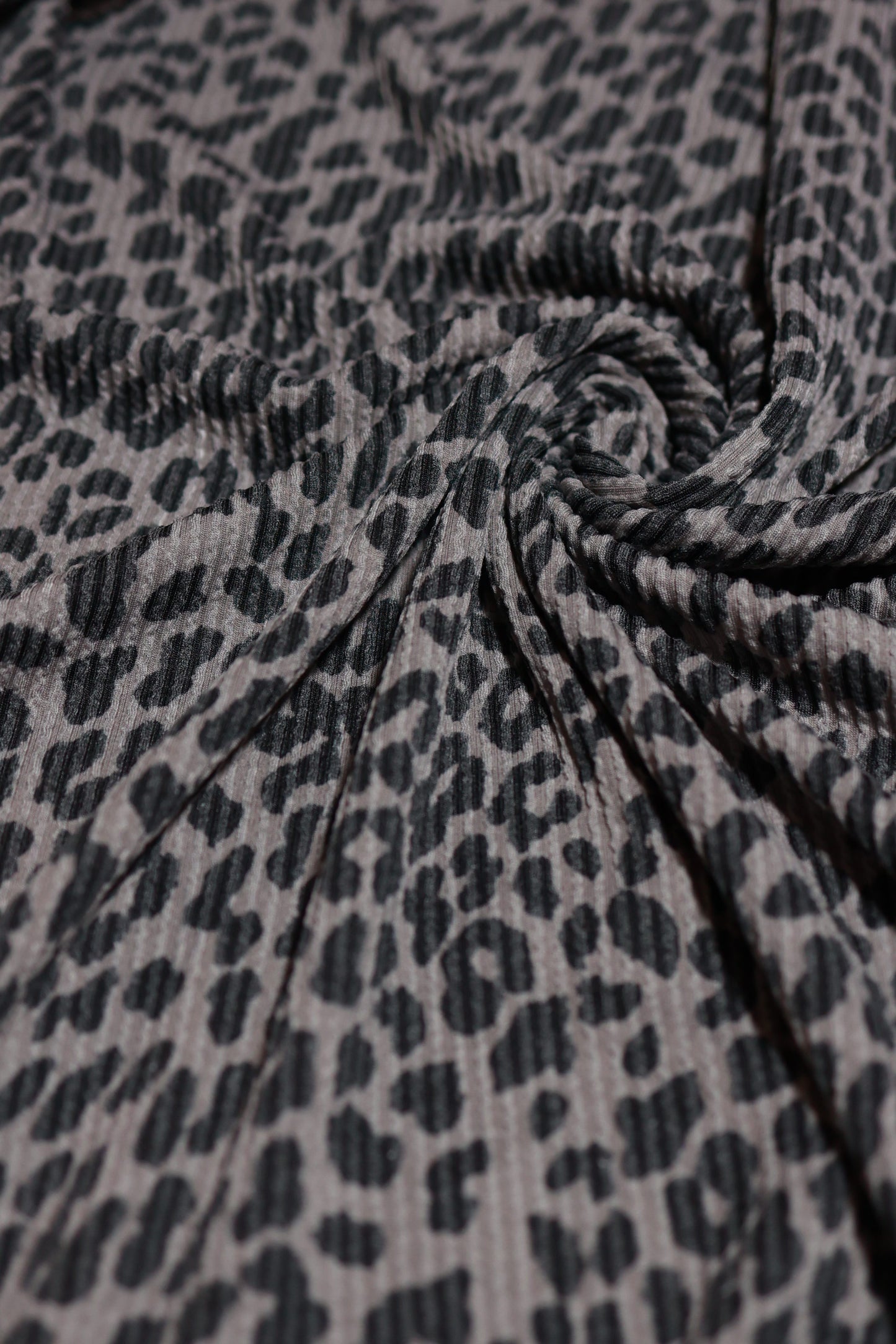 (Urban Rib) Leopard On Charcoal