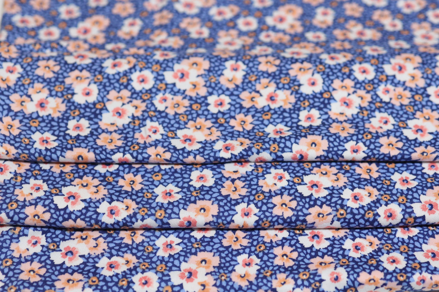 (DBP) Creamy Daisys on Royal Blue
