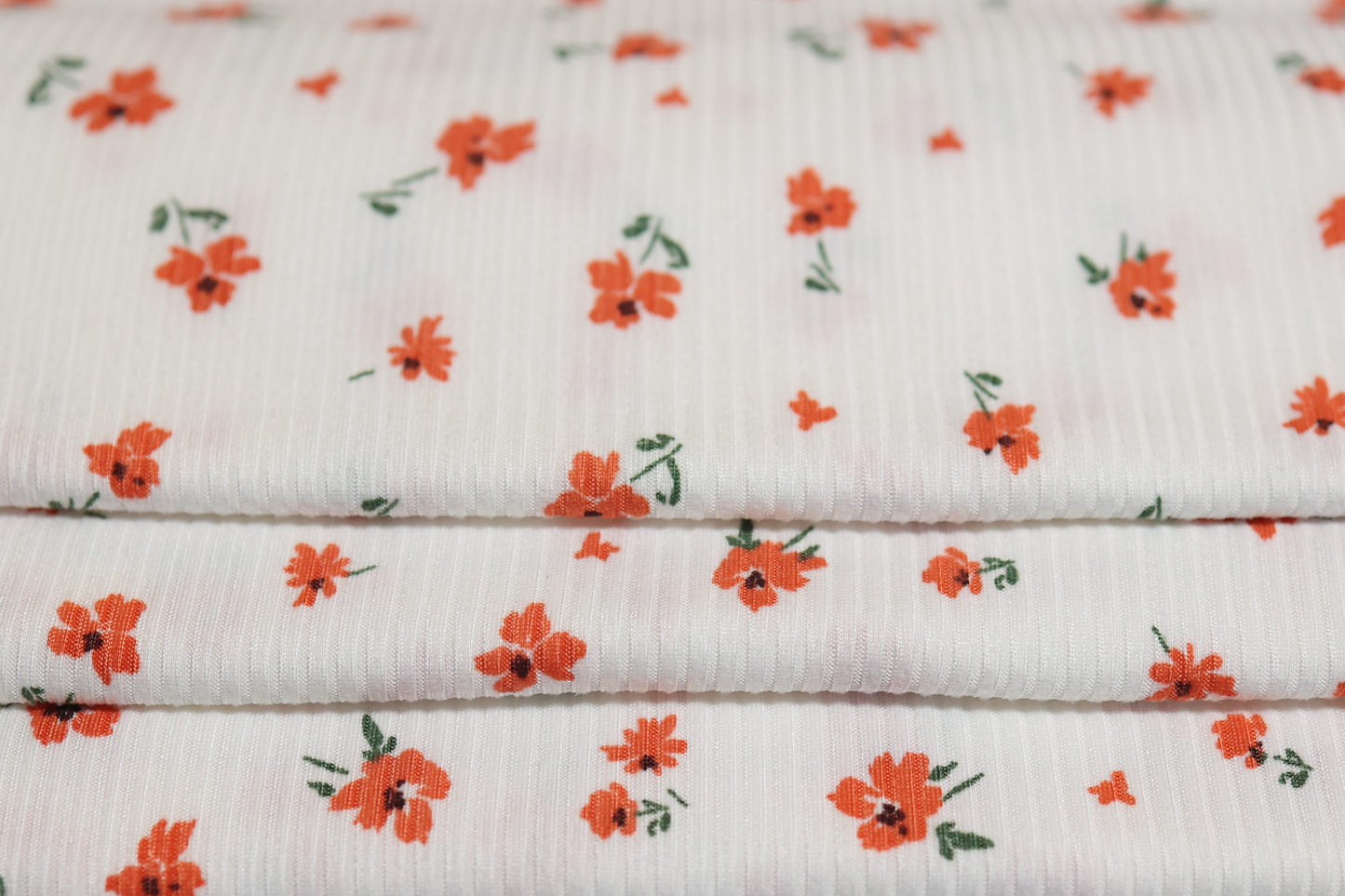 (Rib) Red Daisys on White