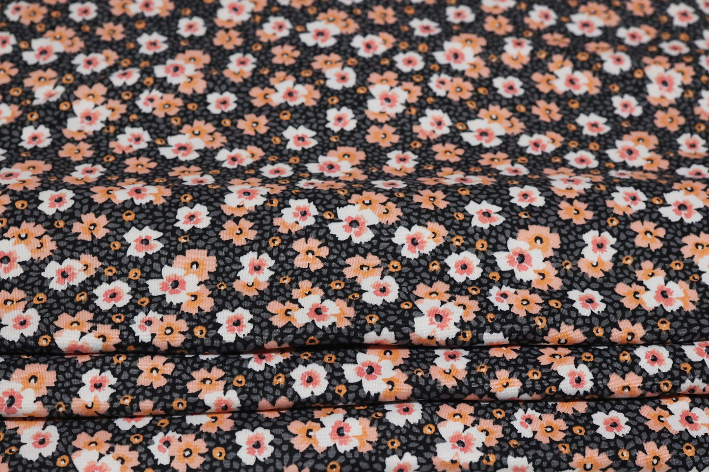(DBP) Creamy Daisys on Black