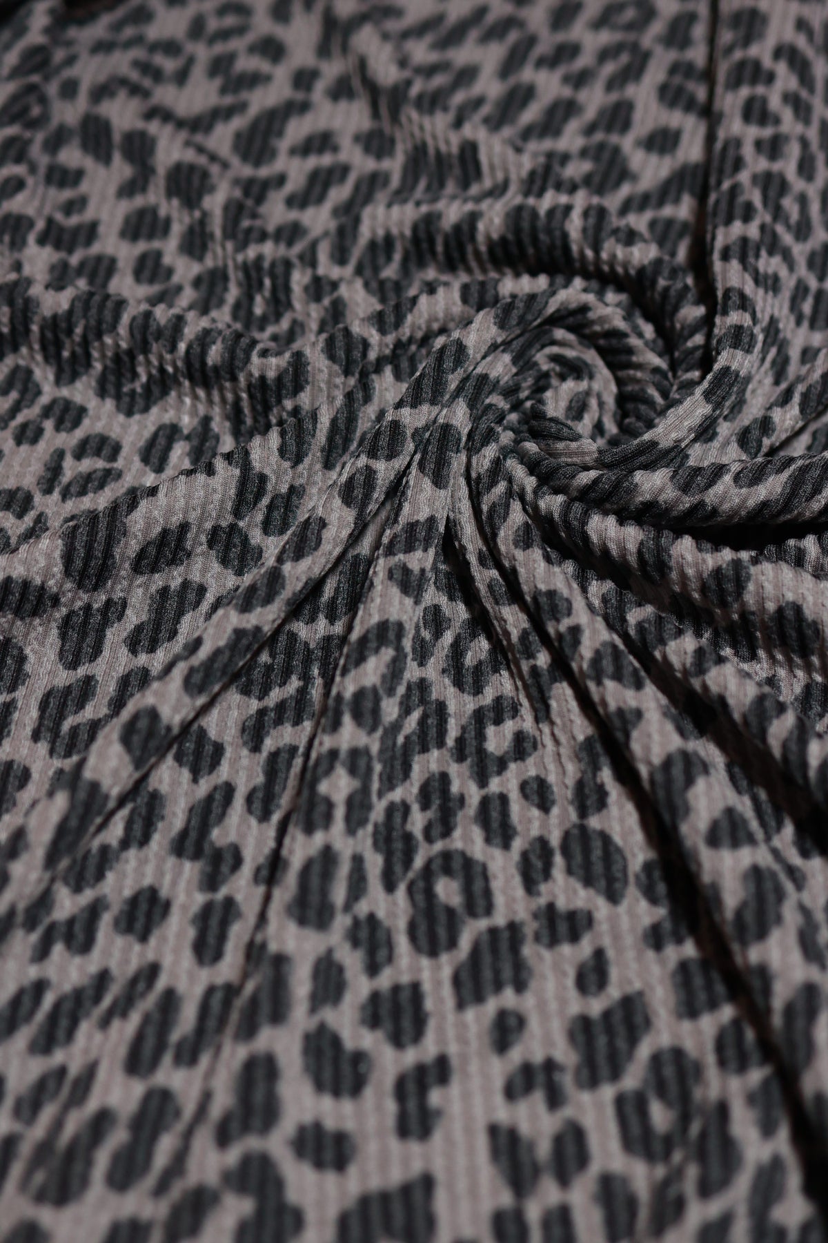 (Urban Rib) Leopard On Charcoal