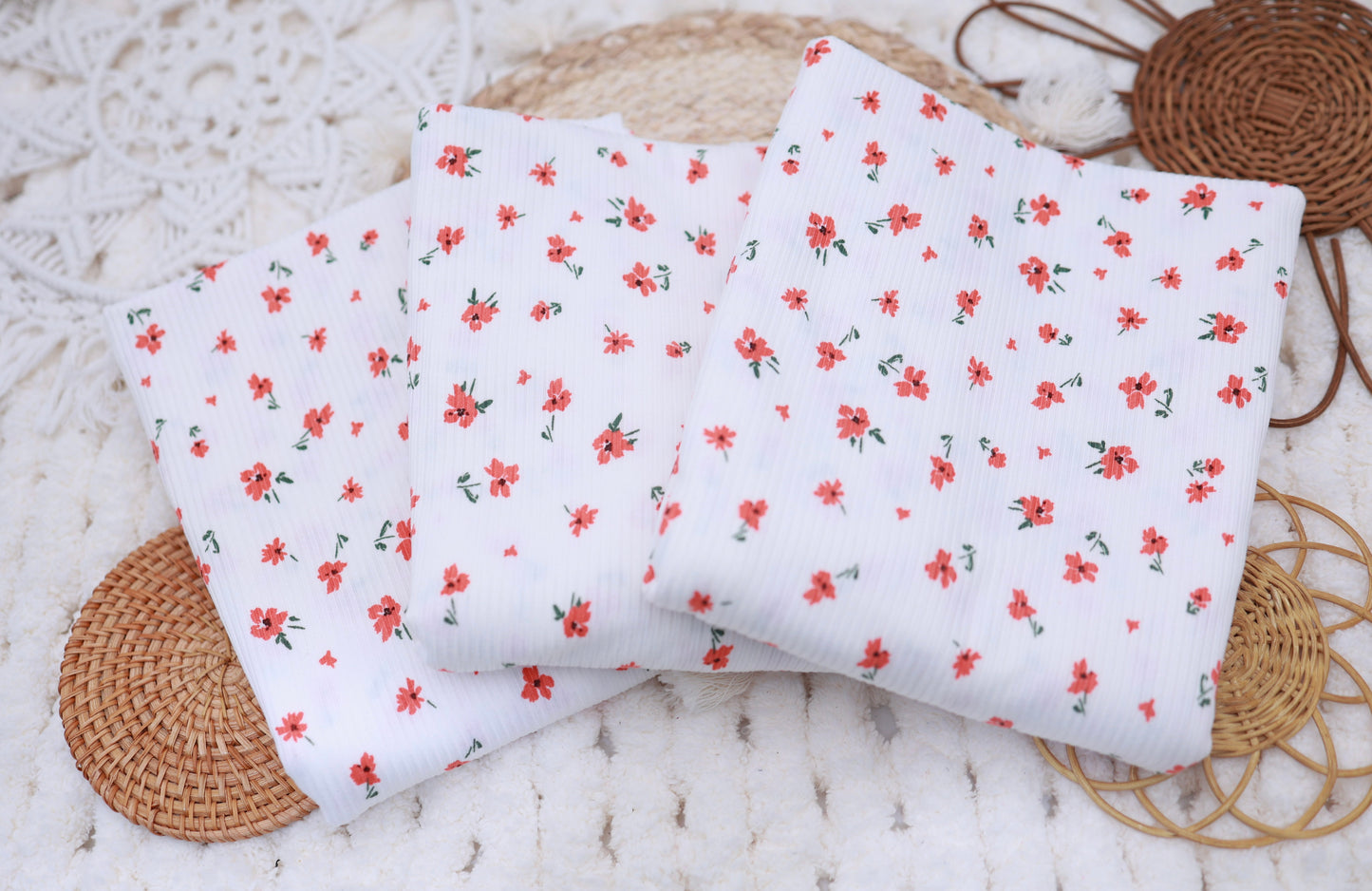 (Rib) Red Daisys on White