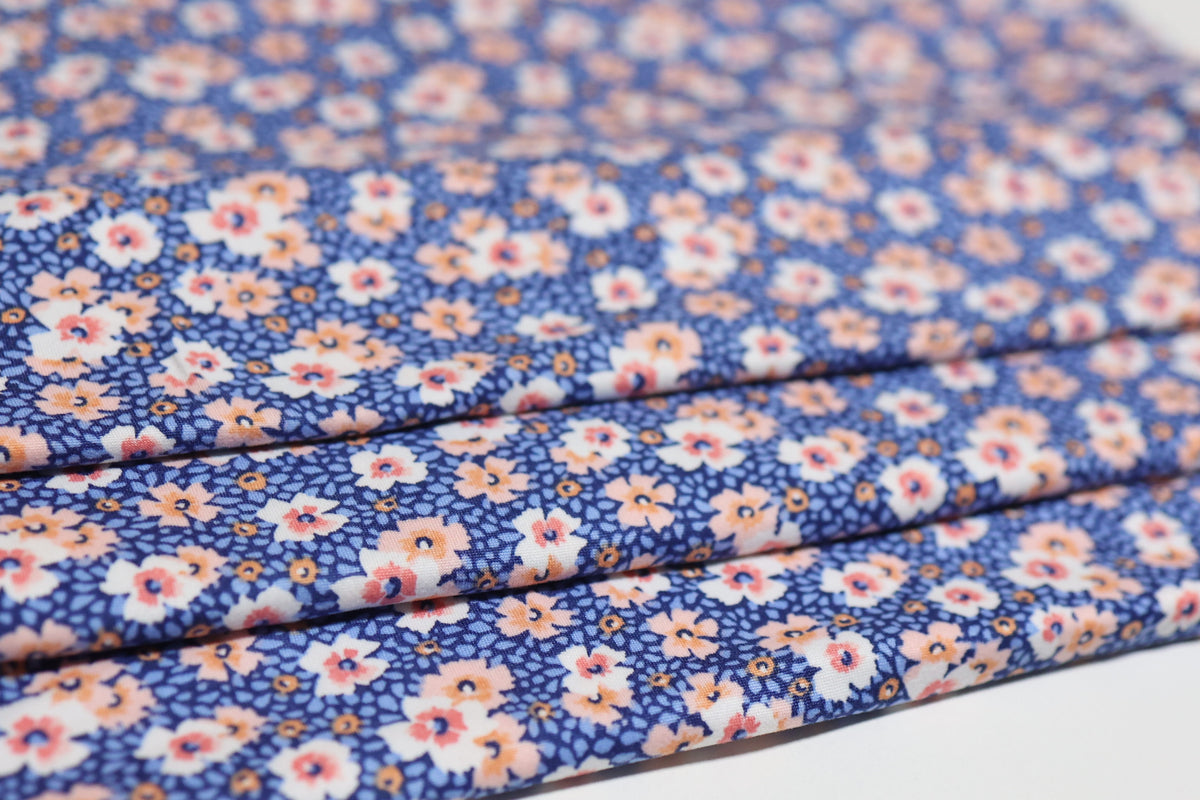 (DBP) Creamy Daisys on Royal Blue